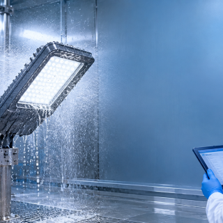 Uji IP luminer LED outdoor di ruang semprotan air laboratorium pengujian